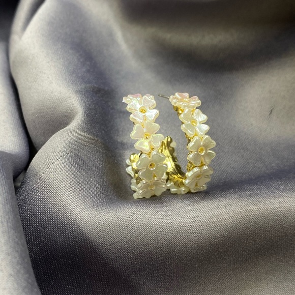 Nymeria petal earrings - Picture 3 of 4